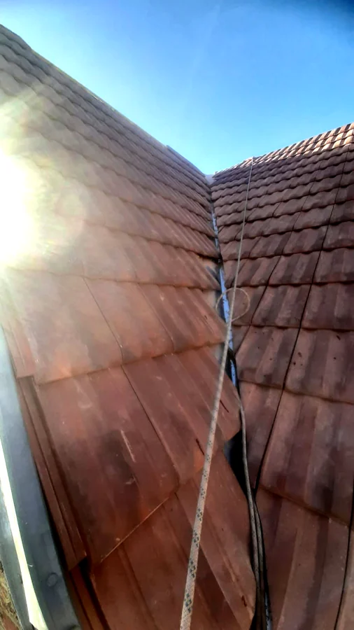 Arête de toit — Arête de toit en tuiles mécaniques, ciel dégagé