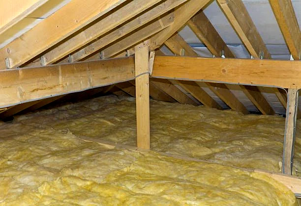 Charpente traditionnelle en chêne au-dessus d'un comble isolé
