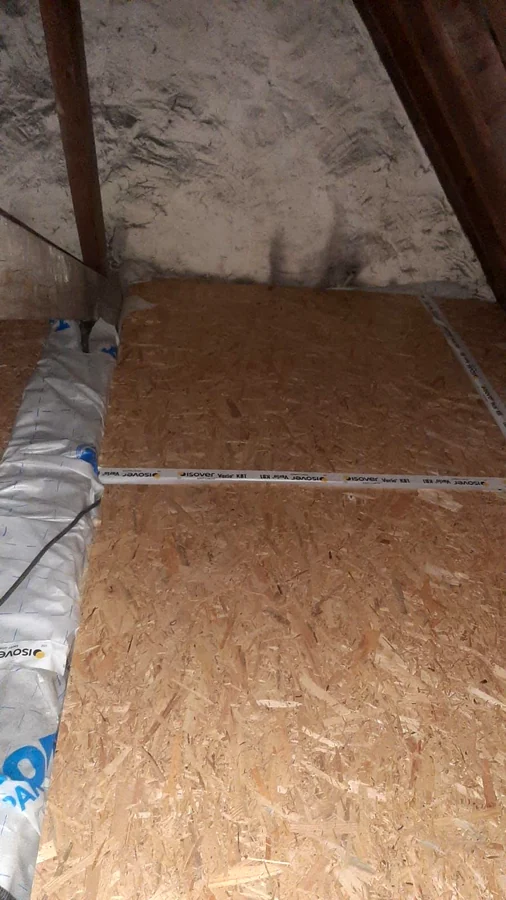 Comble — Plancher de comble en panneaux OSB posé sur l'isolant