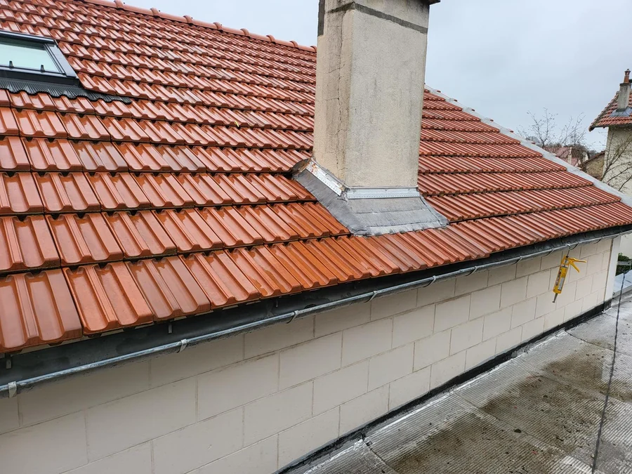 Couverture — Couverture neuve en tuiles autour d'une souche de cheminée