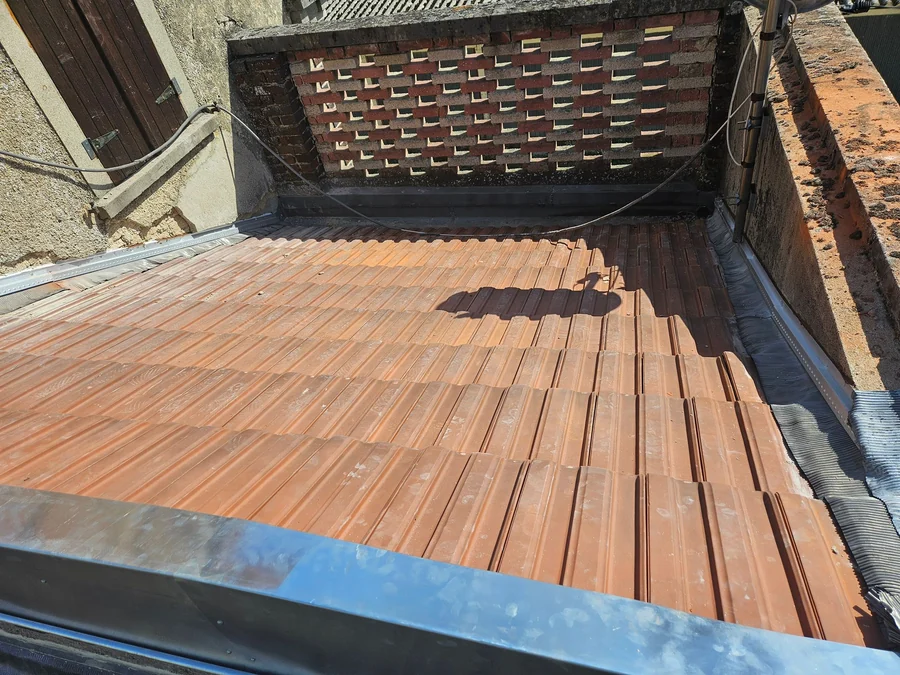 Couverture — Couverture terminée le long d'un chéneau zinc