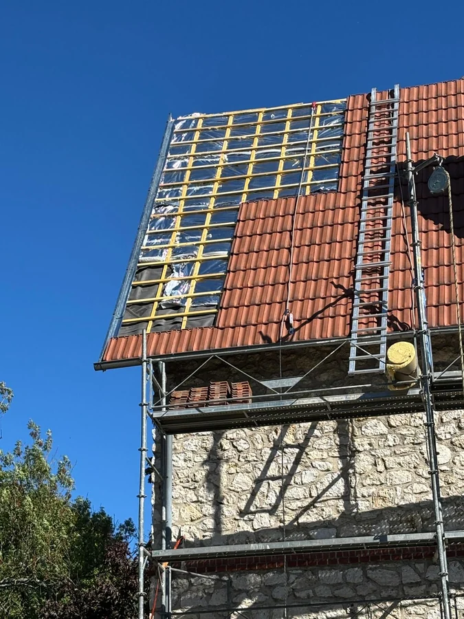 Échafaudage sur la façade d'un immeuble pour une réfection de toiture