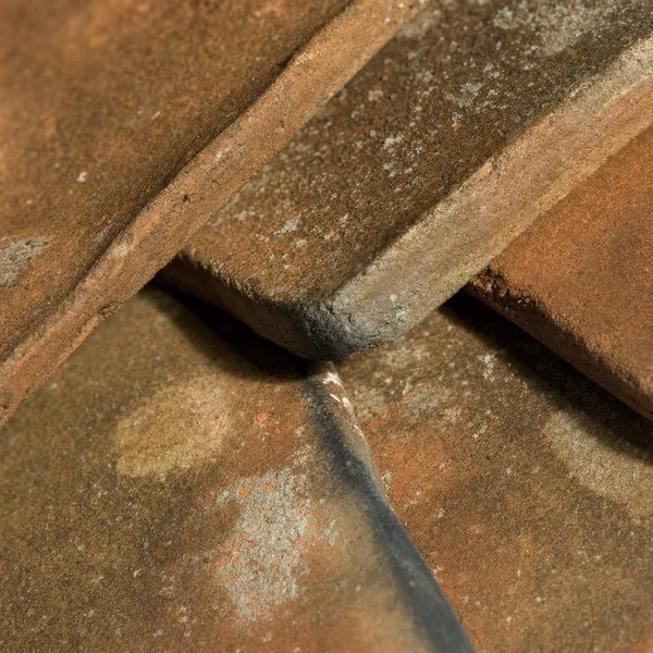 Macro-photographie de tuiles plates de Champagne en terre cuite vieillie