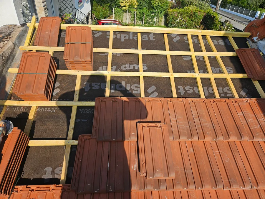 Liteaunage neuf — Liteaunage neuf et premières tuiles plates en attente