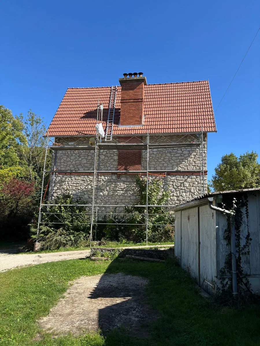 Chantier complet — Échafaudage monté, souche reprise, couverture refaite.