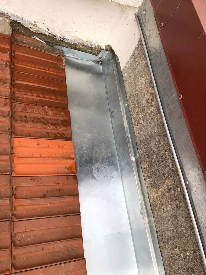 Noue — Noue en zinc neuve entre deux pans de toiture