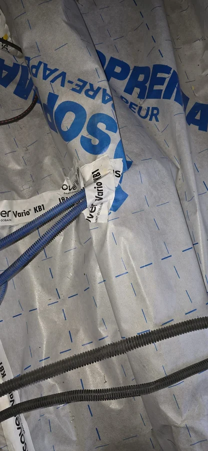 Pare-vapeur — Pare-vapeur en place sur toute la surface du comble