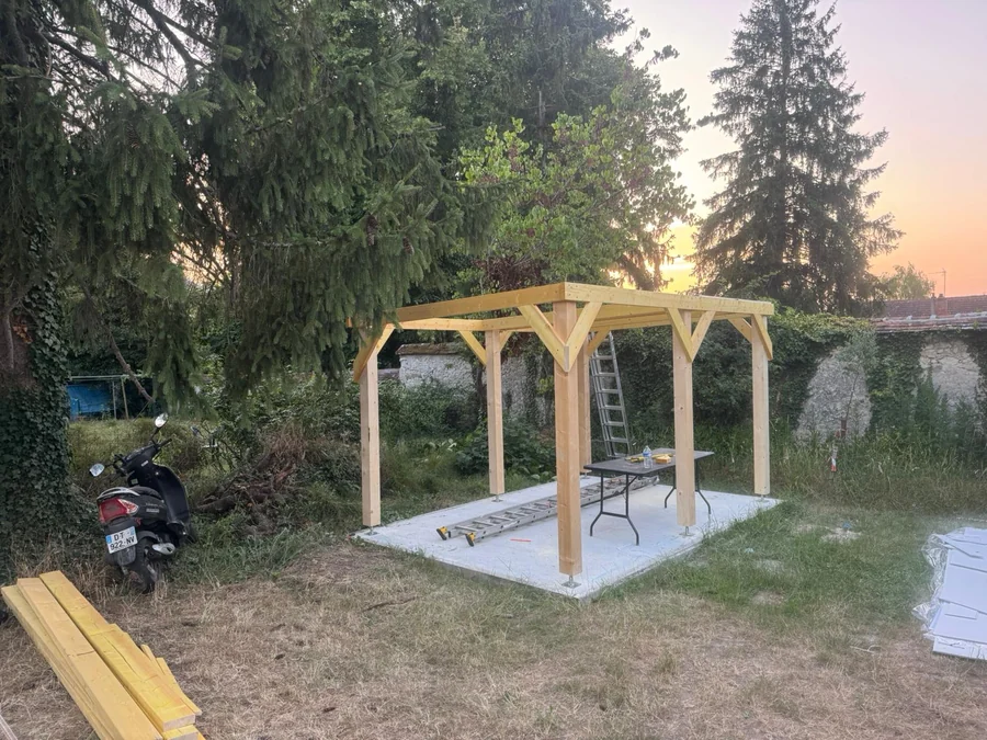 Charpente de pergola — La pergola en fin de journée, ossature complète