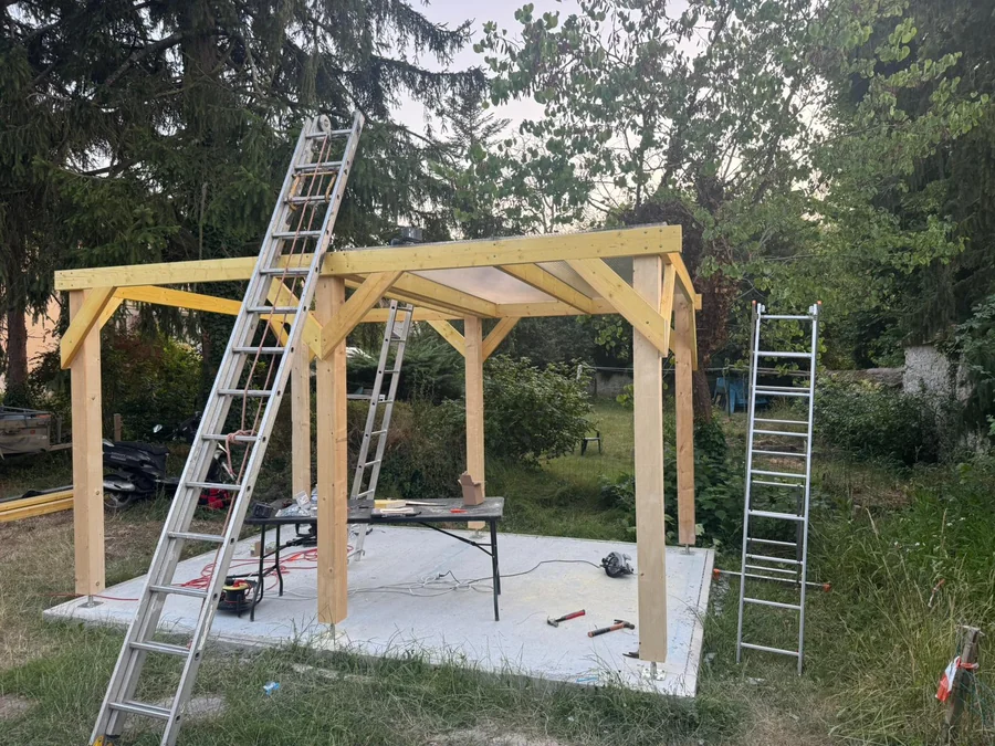 Charpente de pergola — Montage de la charpente de pergola, deux échelles en appui