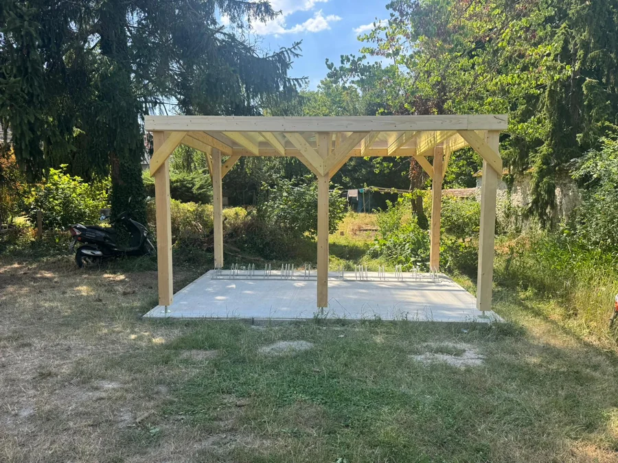 Charpente de pergola — Pergola en bois terminée, poteaux et chevrons apparents