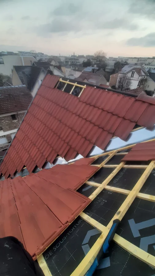 Réfection en cours — Toiture en cours de réfection, une partie encore à couvrir