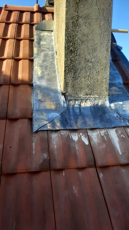 Solin — Solin en zinc refait au pied d'une souche de cheminée