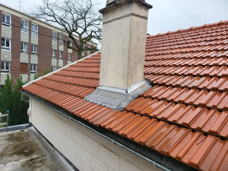 Souche de cheminée — Souche de cheminée et couverture neuve en tuiles mécaniques