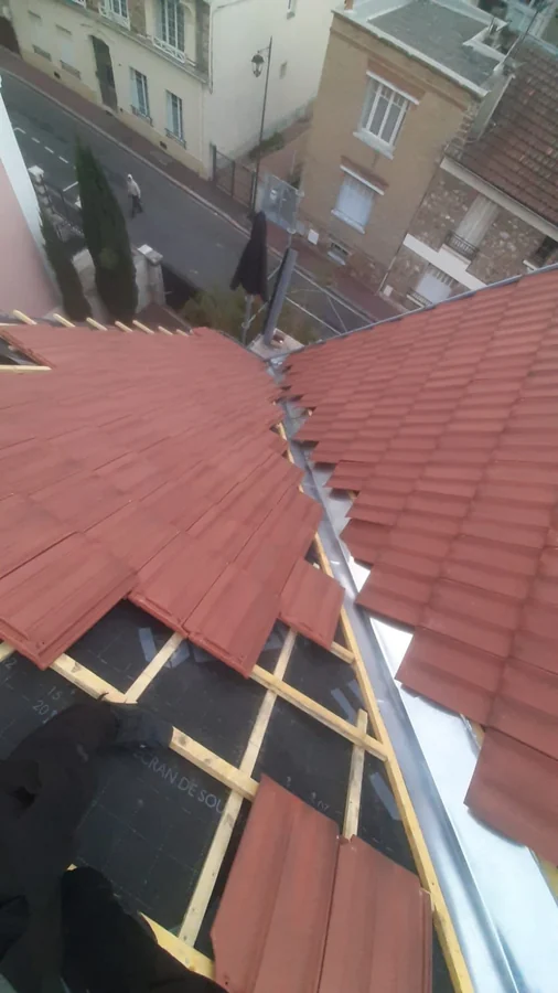 Toiture — Toit en cours de couverture au-dessus d'une rue
