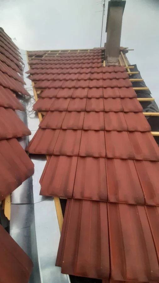 Couverture en tuiles — Tuiles réparties sur le liteaunage avant la pose définitive