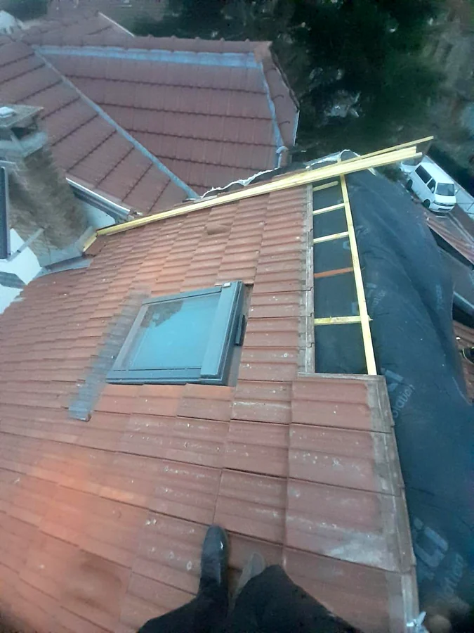 Fenêtre de toit intégrée dans une couverture neuve