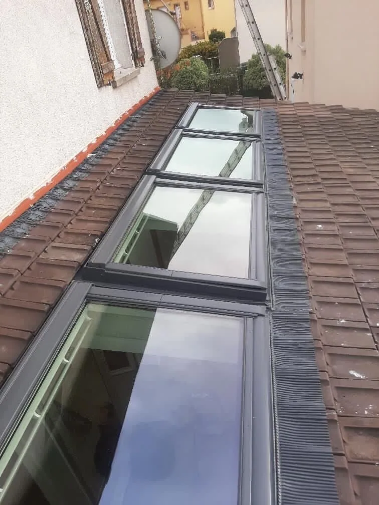 Verrière de toit — Habillage zinc et raccords étanches autour du châssis : c'est là que se jouent les infiltrations.