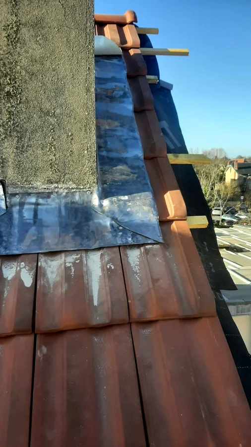 Zinguerie neuve autour d'une souche de cheminée